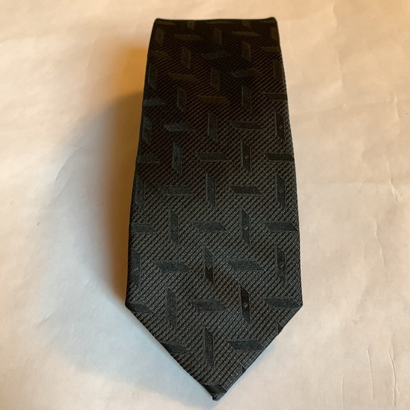 Joseph Abboud - two tone black hatch patterned 100% silk tie. - Picture 3 of 8